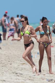 Katie Cassidy feet photo thumbnail