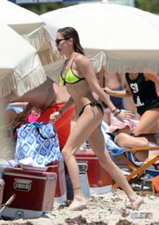 Katie Cassidy feet photo thumbnail