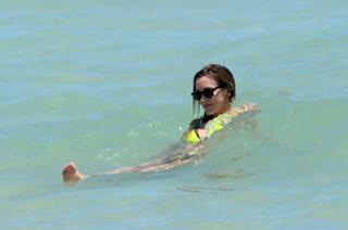 Katie Cassidy feet photo thumbnail
