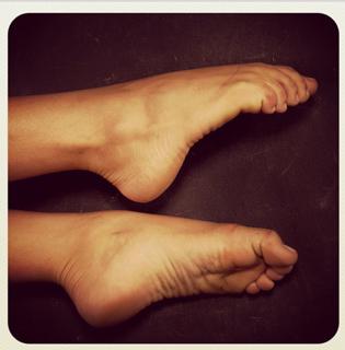 Isis Valverde feet photo thumbnail