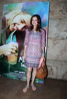 Dia Mirza feet photo thumbnail