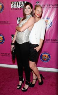 Debra Messing feet photo thumbnail