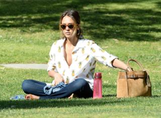 Jessica Alba feet photo thumbnail
