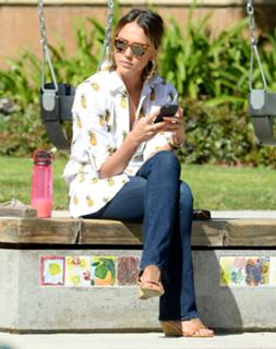 Jessica Alba feet photo thumbnail