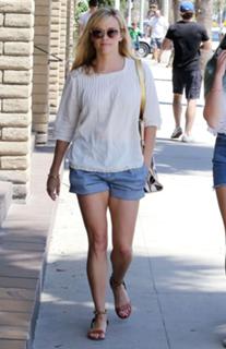 Reese Witherspoon feet photo thumbnail