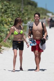 Katie Cassidy feet photo thumbnail