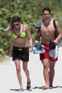 Katie Cassidy feet photo thumbnail
