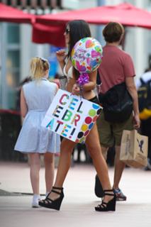 Claudia Romani feet photo thumbnail