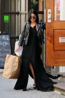 Vanessa Hudgens feet photo thumbnail