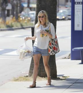 Reese Witherspoon feet photo thumbnail