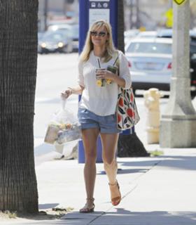 Reese Witherspoon feet photo thumbnail