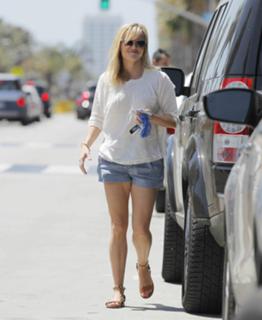 Reese Witherspoon feet photo thumbnail