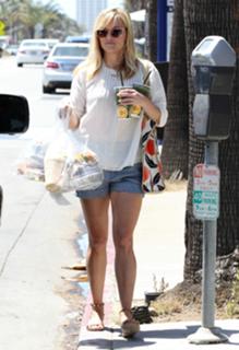 Reese Witherspoon feet photo thumbnail