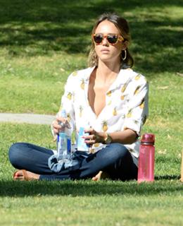 Jessica Alba feet photo thumbnail