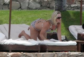 Jennie Garth feet photo thumbnail