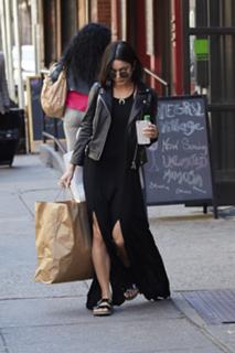Vanessa Hudgens feet photo thumbnail