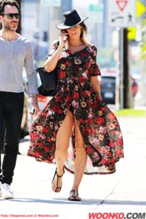 Elisabetta Canalis feet photo thumbnail