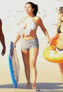 Selena Gomez feet photo thumbnail