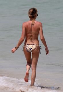 Katie Cassidy feet photo thumbnail