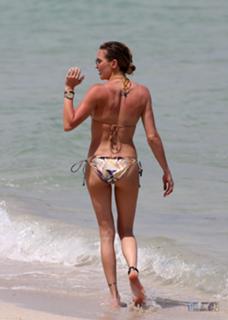 Katie Cassidy feet photo thumbnail