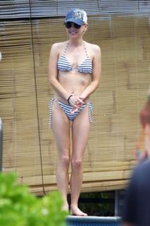 Anna Faris feet photo thumbnail