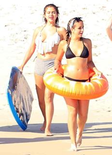 Selena Gomez feet photo thumbnail