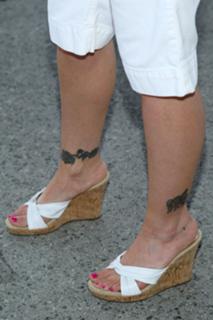 Alyssa Milano feet photo thumbnail