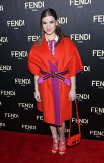 Hailee Steinfeld feet photo thumbnail