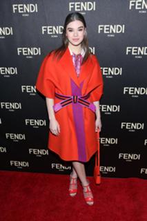 Hailee Steinfeld feet photo thumbnail