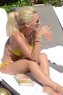 Jennie Garth feet photo thumbnail