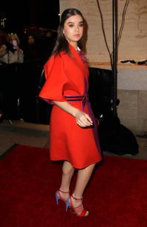 Hailee Steinfeld feet photo thumbnail