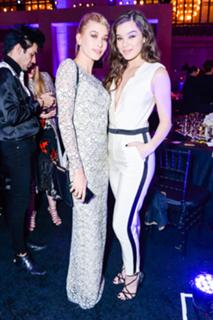 Hailee Steinfeld feet photo thumbnail