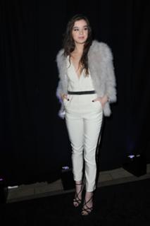 Hailee Steinfeld feet photo thumbnail