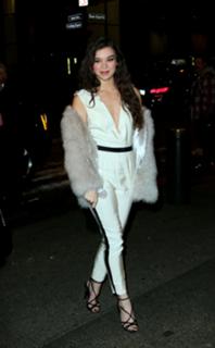 Hailee Steinfeld feet photo thumbnail