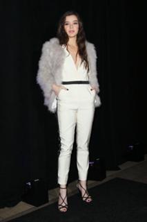 Hailee Steinfeld feet photo thumbnail