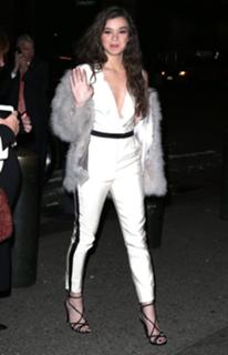Hailee Steinfeld feet photo thumbnail