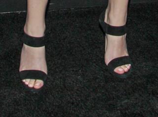Hailee Steinfeld feet photo thumbnail