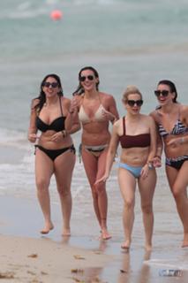 Katie Cassidy feet photo thumbnail
