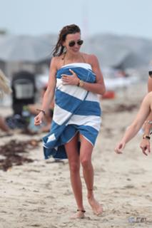 Katie Cassidy feet photo thumbnail