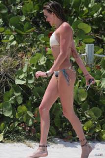 Katie Cassidy feet photo thumbnail