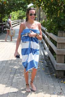 Katie Cassidy feet photo thumbnail
