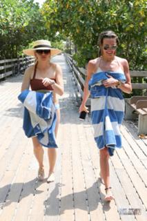 Katie Cassidy feet photo thumbnail