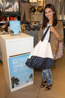 Victoria Justice feet photo thumbnail