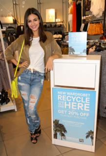 Victoria Justice feet photo thumbnail