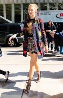 Blake Lively feet photo thumbnail