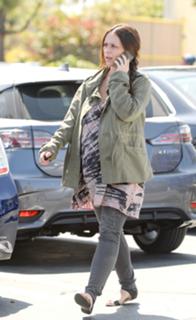 Jennifer Love Hewitt feet photo thumbnail