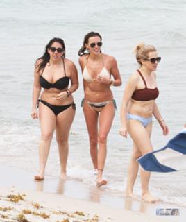 Katie Cassidy feet photo thumbnail