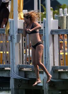 Uma Thurman feet photo thumbnail