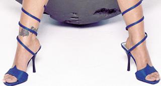 Alyssa Milano feet photo thumbnail