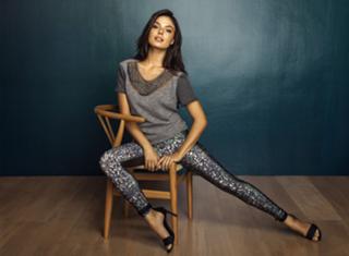 Isis Valverde feet photo thumbnail
